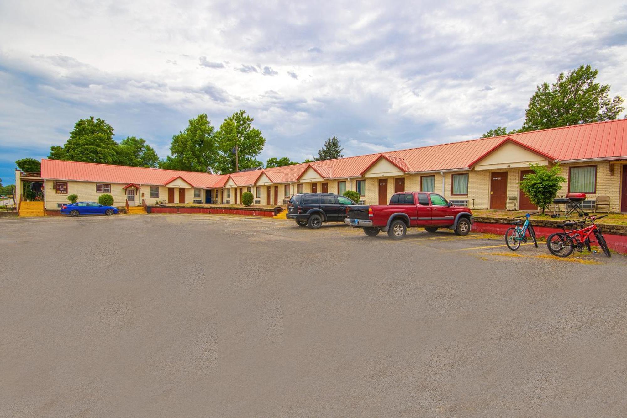 Sunflower Motel Hiawatha By Oyo Eksteriør bilde