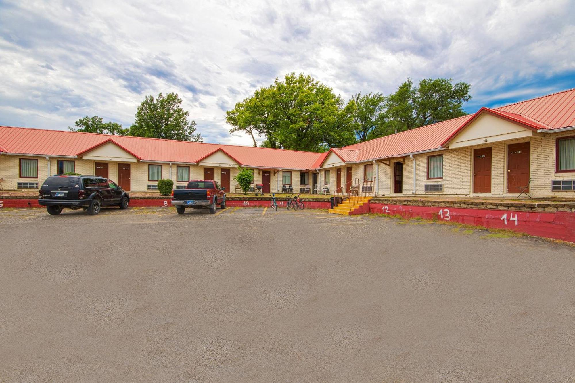 Sunflower Motel Hiawatha By Oyo Eksteriør bilde